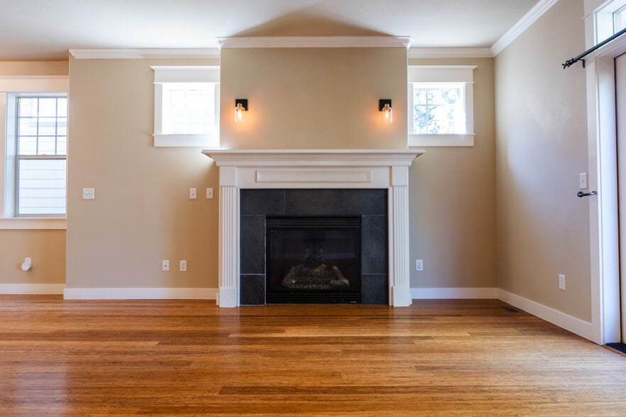 Living Fireplace - 7921 N Denver Avenue
