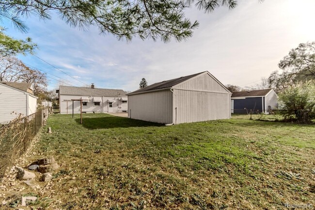 Building Photo - 629 N Vermont Ave