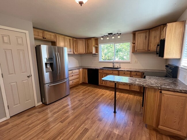 Building Photo - Spacious 3 bed/2 bath home with RV/Boat parking, shop and storage shed, a/c, deck with VIEWS and ...