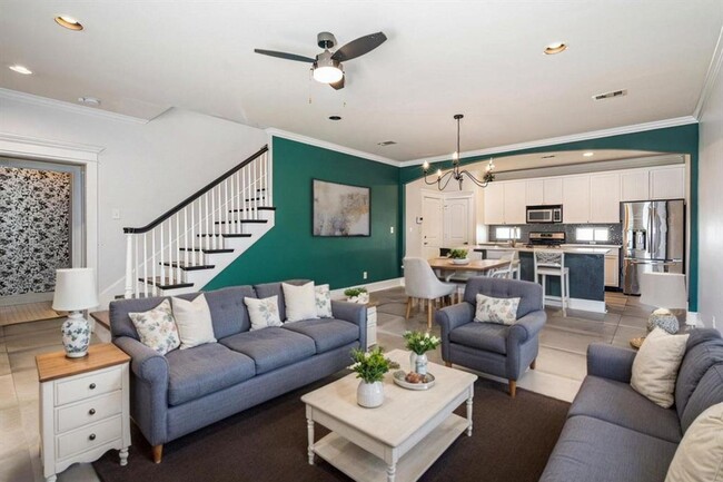 Building Photo - Stunning Victorian Townhouse!