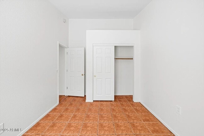 Building Photo - 1083 E Boston Ct