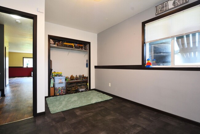 Building Photo - Spacious 4-Bedroom Gem in Buffalo with 3-C...