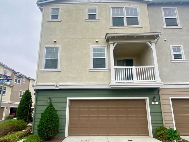 Building Photo - Modern Coastal Living – 2-Bed, 2.5-Bath Ho...