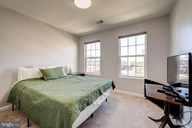 Building Photo - 25850 Clairmont Manor Square