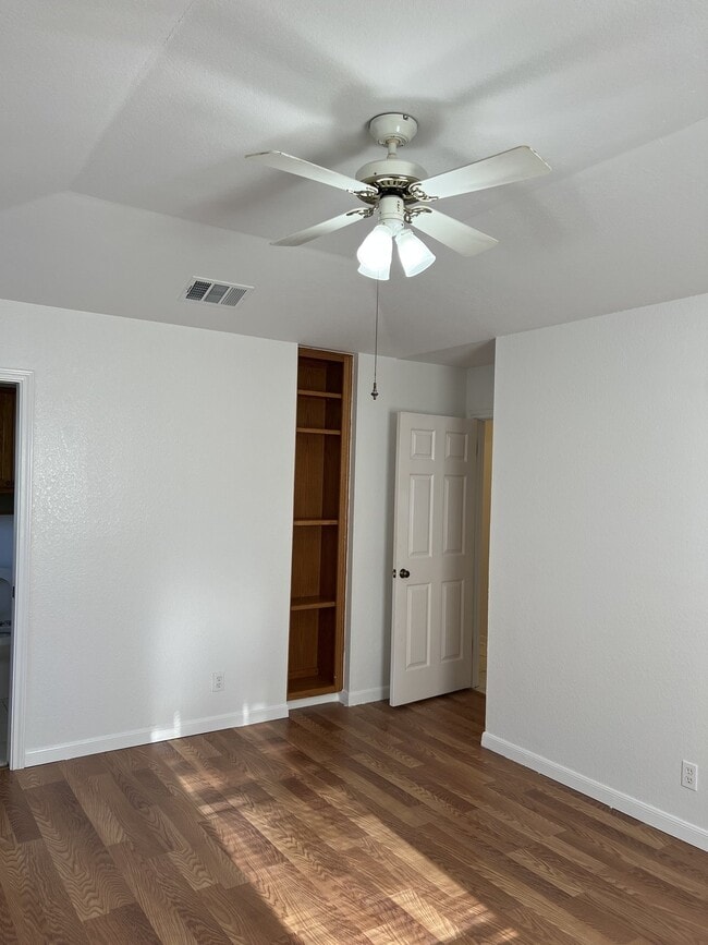 Building Photo - 326 Elm Dr