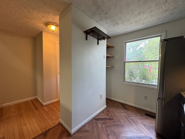 Building Photo - Charming 2 Bed 2 Bath Home Within Convenient Newington Commons Community