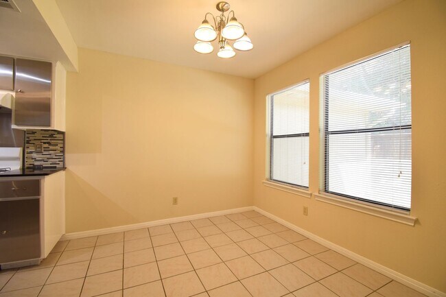 Building Photo - Hart Ln 6489