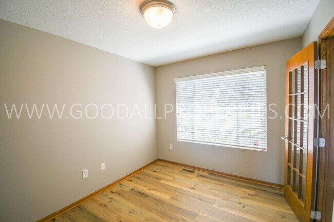 Building Photo - 3 bed 2.5 bath Single Family Home with fenced in yard!