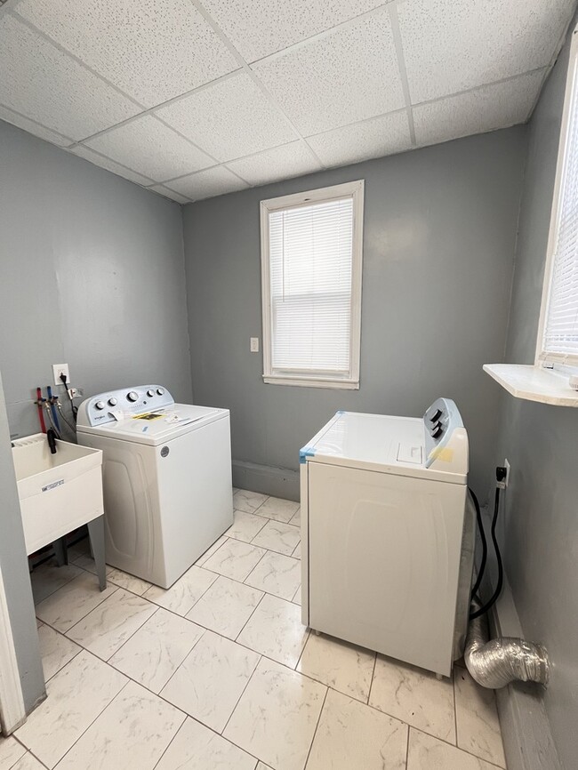 Building Photo - Charming 3-Bedroom Home with Modern Comfor...