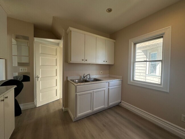Building Photo - SINGLE FAMIKY FOR RENT IN MAPLEWOOD LOCATION !