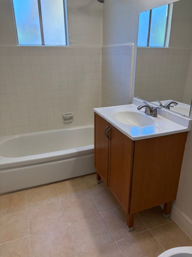 Building Photo - Beautiful 3 Bedroom, 1 Bathroom house