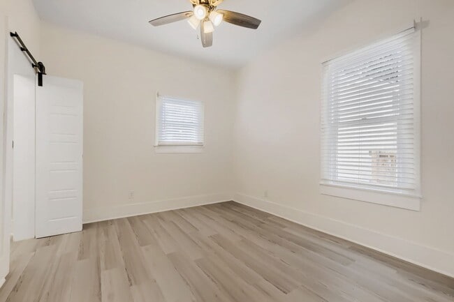 Building Photo - Beautifully Remodeled Dignowity Hills Home | Minutes to The Pearl, Downtown & Parks!