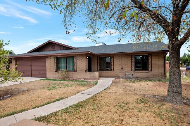 Building Photo - 6-Bedroom Tempe Home with Private Pool, Garage & Ideal Location