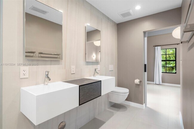 Building Photo - 151 NE 43rd St