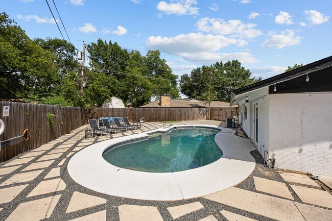 Building Photo - 2227 Greenbrier Dr
