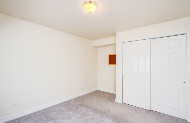 Building Photo - Impeccable 5 Bedroom Home with Mountain Views