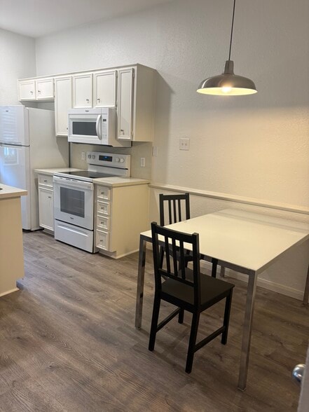 Dining area - 4209 Marathon Blvd