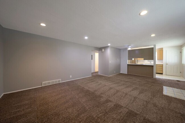 Building Photo - Charming Condo in Meadowbrook Village w 1 ...