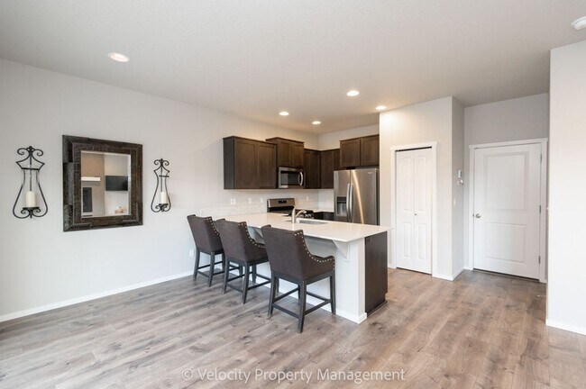 Building Photo - Beautiful 4 Bedroom Home in SE Bend with putting green!