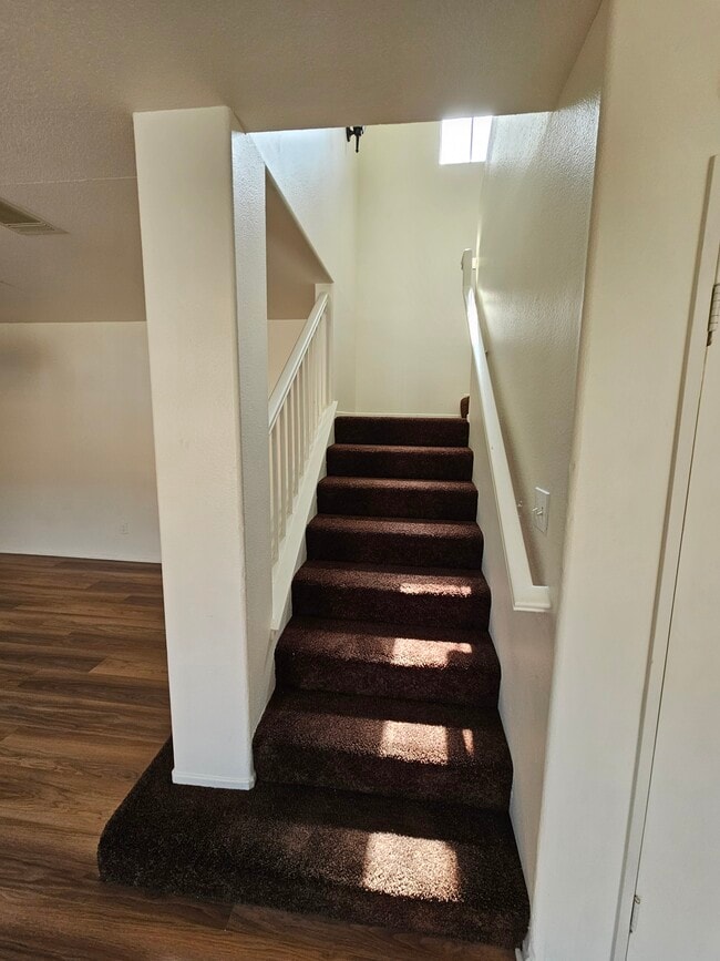 Building Photo - 1050 Harbor Heights Dr