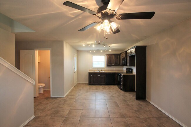 Building Photo - AVAILABLE- 2 Bedroom Duplex for Rent in Li...