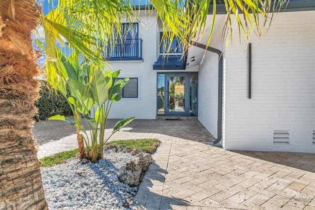 Building Photo - 319 S Riverside Dr