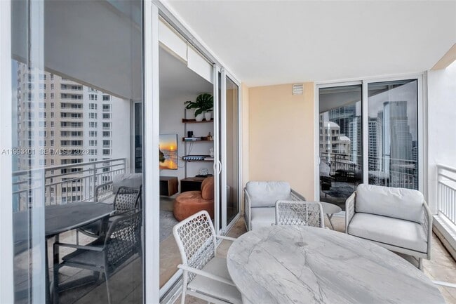 Building Photo - 848 Brickell Key Dr