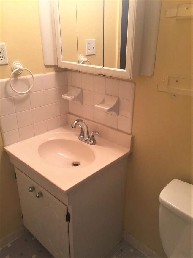 Building Photo - Amazing 1-Bedroom Condo at Bentley Square ...