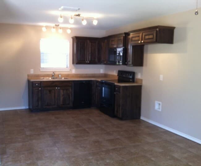 Building Photo - Coming Soon! 1 Bedroom 1.5 Bath Townhome f...
