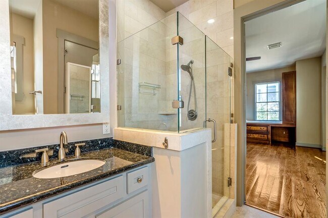 master bath - 1316 Hadley St