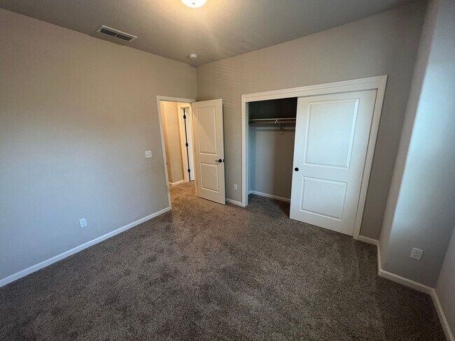 Building Photo - 3 Bed / 2.5 Bath | Rocklin Townhome