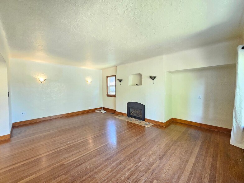 Building Photo - 1922 E 18th Ave