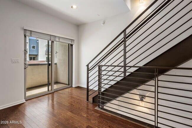 Building Photo - 525 W Lakeside Dr
