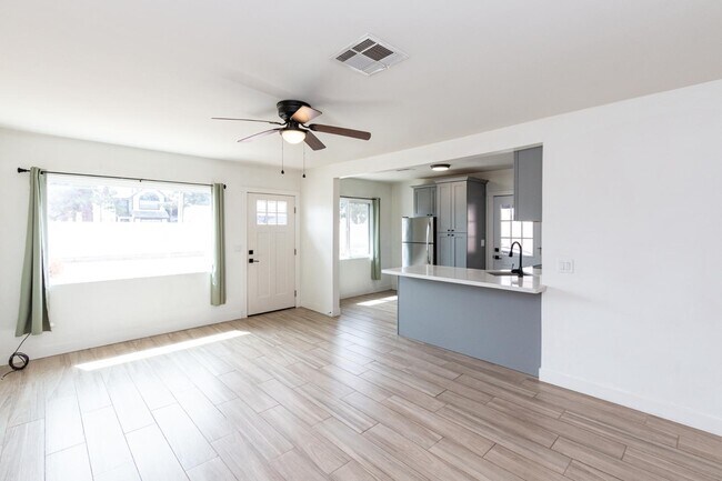 Building Photo - 114 E Elliot Rd