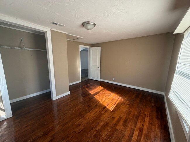 Building Photo - 2 Bed/1 bath House on 2 Acres!