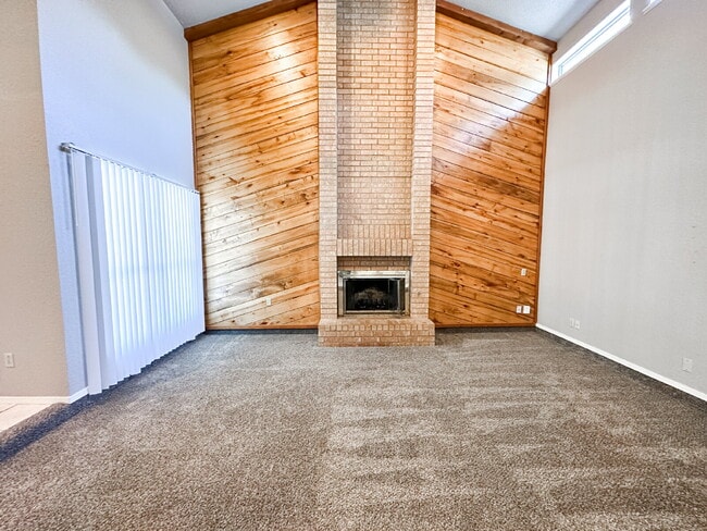 Building Photo - Updated 2-Story Duplex!