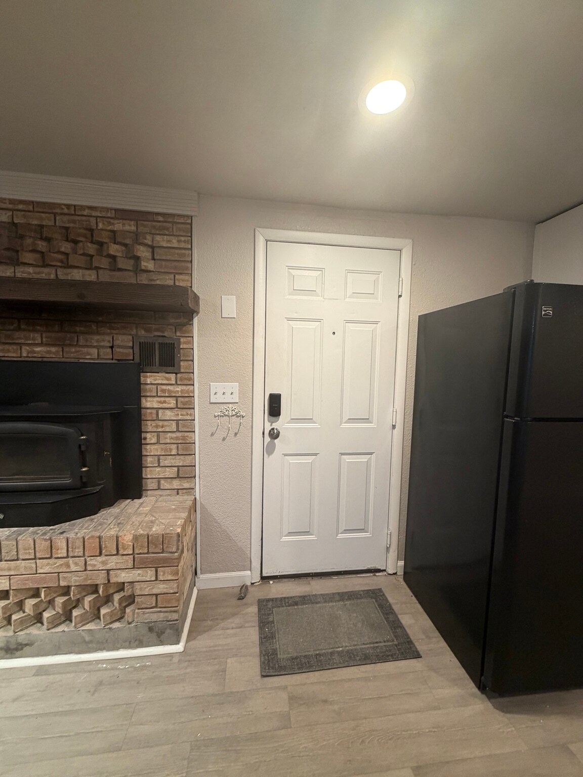 Private entry - 3322 Vivian Dr