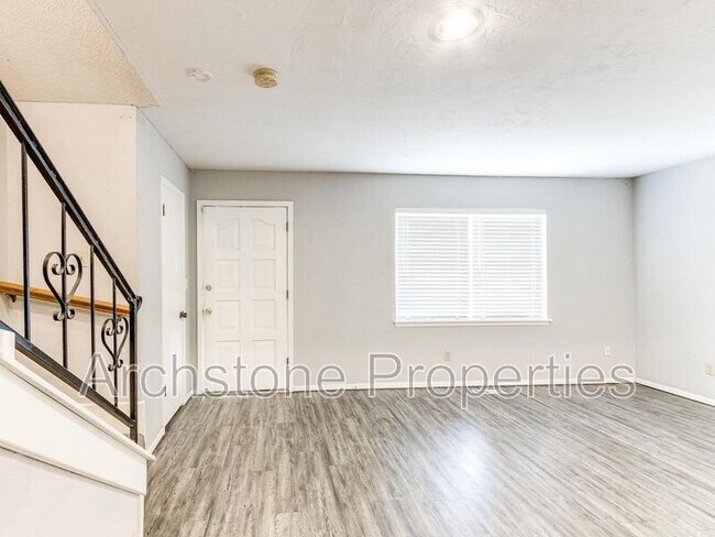 Building Photo - 2524 Boxwood Ave