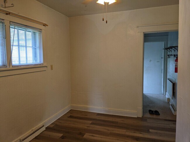 Building Photo - AVAILABLE NOW!!!  1 bedroom, 1 bath house ...