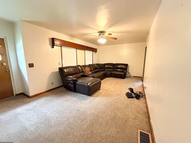 Building Photo - Large 4 Bedroom Home Near WVU, Hospitals & Downtown Morgantown