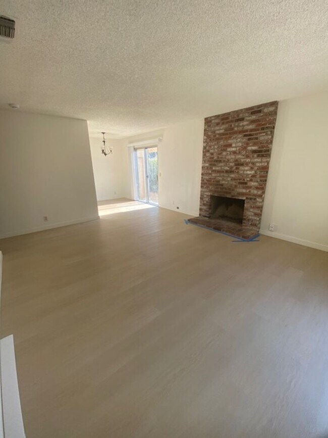 Building Photo - 1118 Woodridge Dr