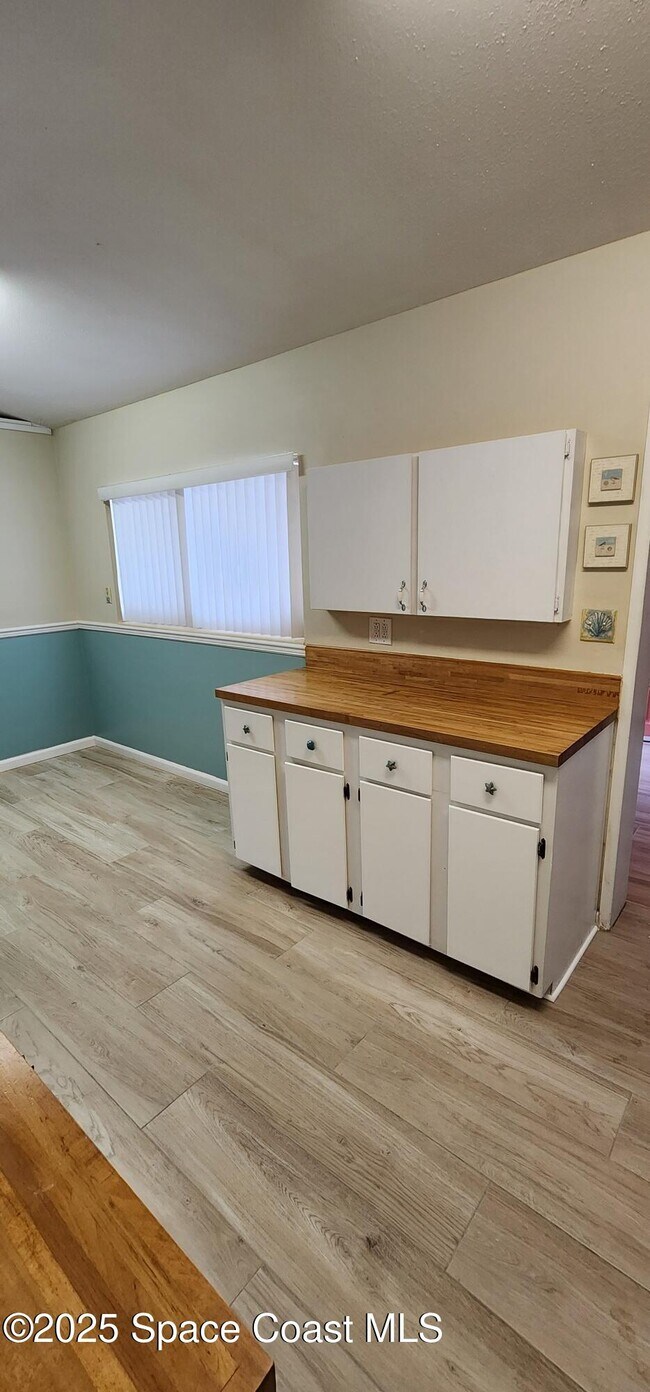 Building Photo - 833 Cronin Ave