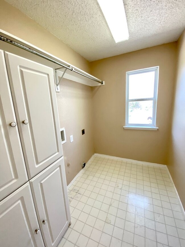 Building Photo - Introducing this inviting 3-bedroom, 2-bat...