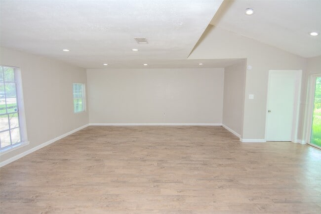 Building Photo - 9311 Golden Wood Ln