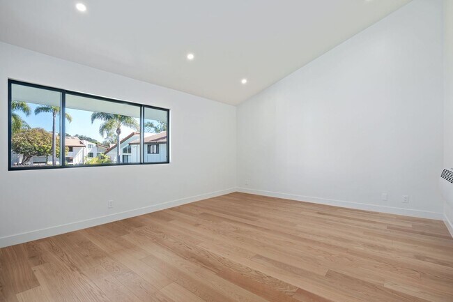 Building Photo - Fully Remodeled 2 Bed, 2 Bath East Beach T...