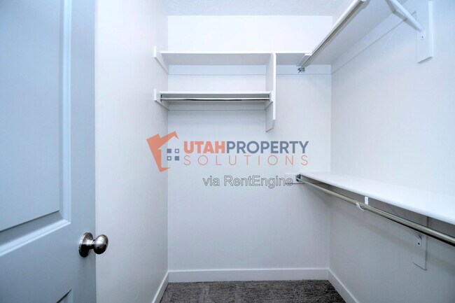 Building Photo - 1043 W 400 S