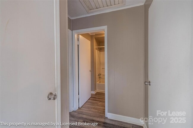 Building Photo - 213 Roslyn Rd