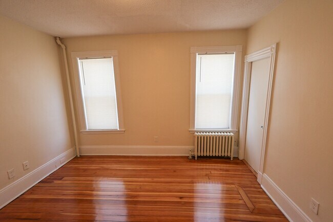 Building Photo - 32 Robinson St