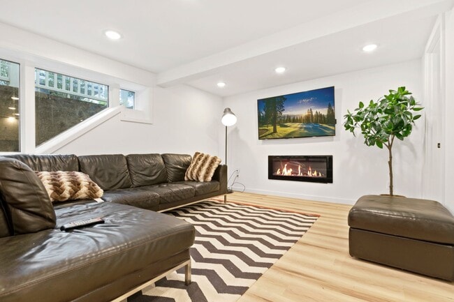 Building Photo - 6bd/3.25ba Seattle House
