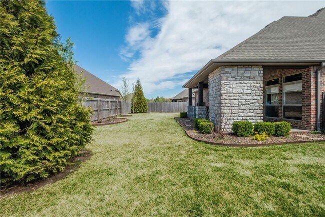 Building Photo - 5404 SW Lavender St